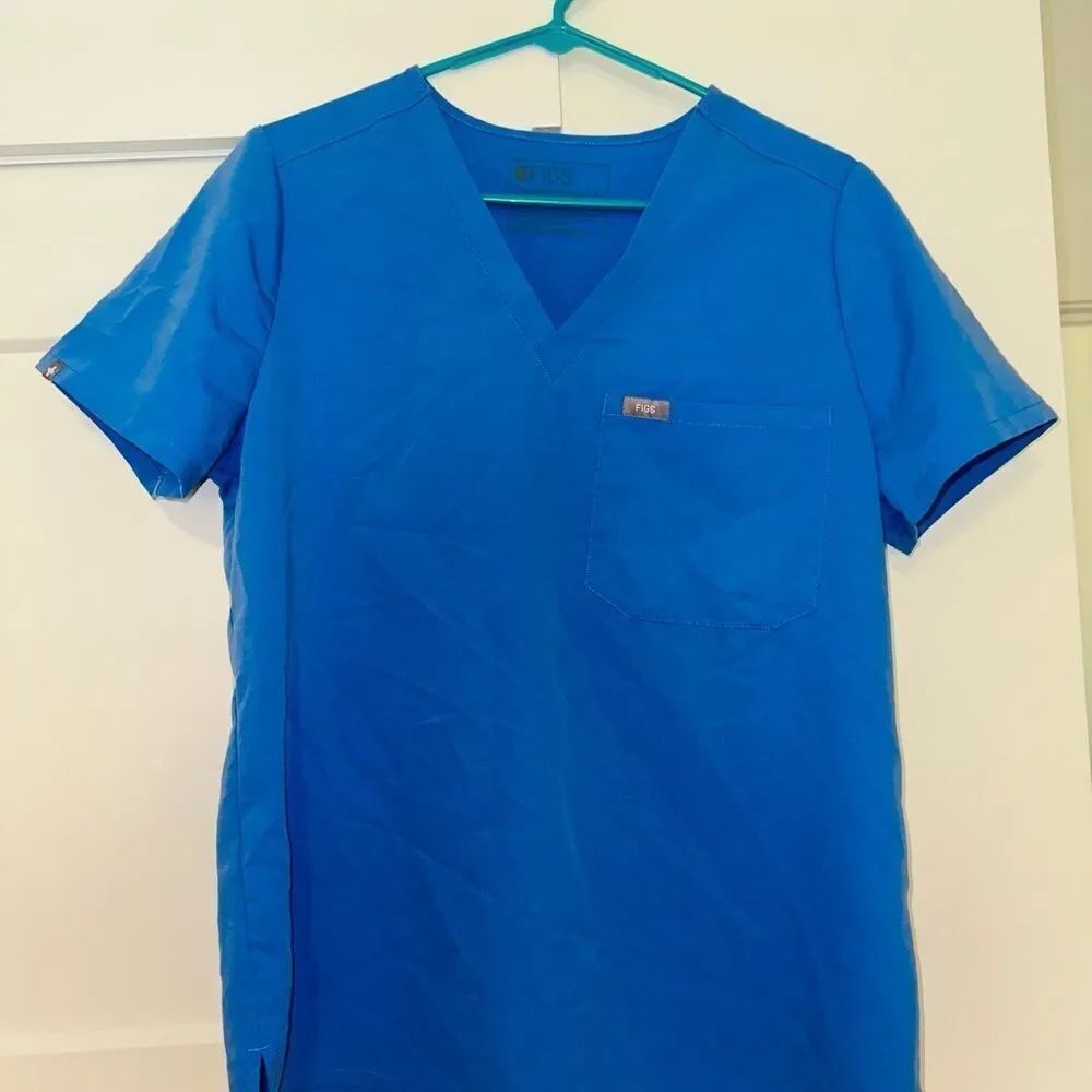 Womens FIGS scrub top. SIZE M